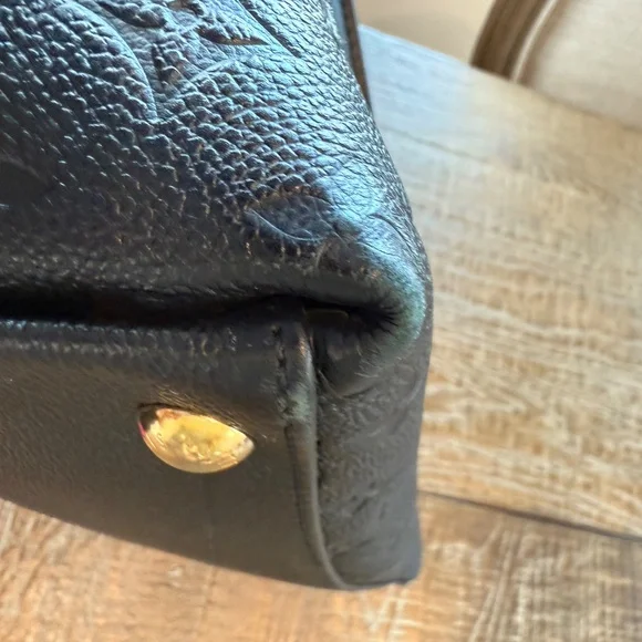 Louis Vuitton V Tote - Picture 10 of 11